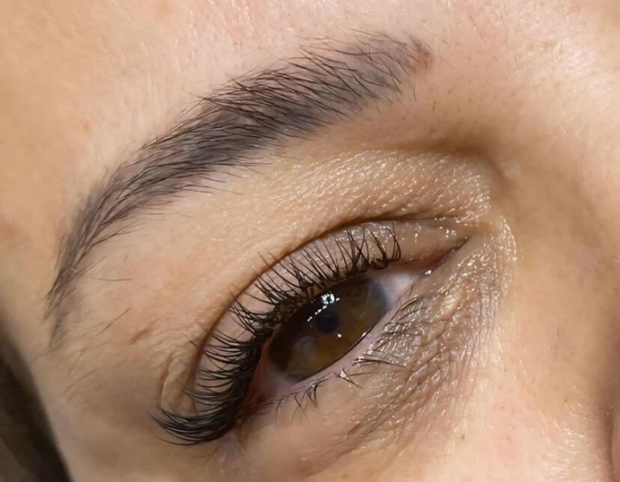 Extensão de cílios Fio a fio clássico (extensão sintética aplicada em cada cílio natural, resultando em um efeito natural e discreto)