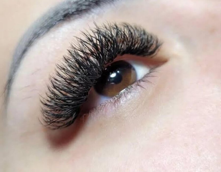 Mega volume (efeito mais volumoso e denso, utilizando múltiplos fios finos agrupados em leques e aplicados a um único cílio natural)