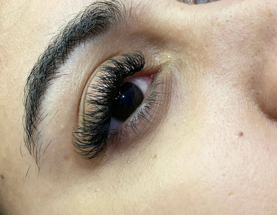 Volume Brasileiro (fios em formato de Y, proporcionando mais volume e curvatura que o fio a fio clássico)